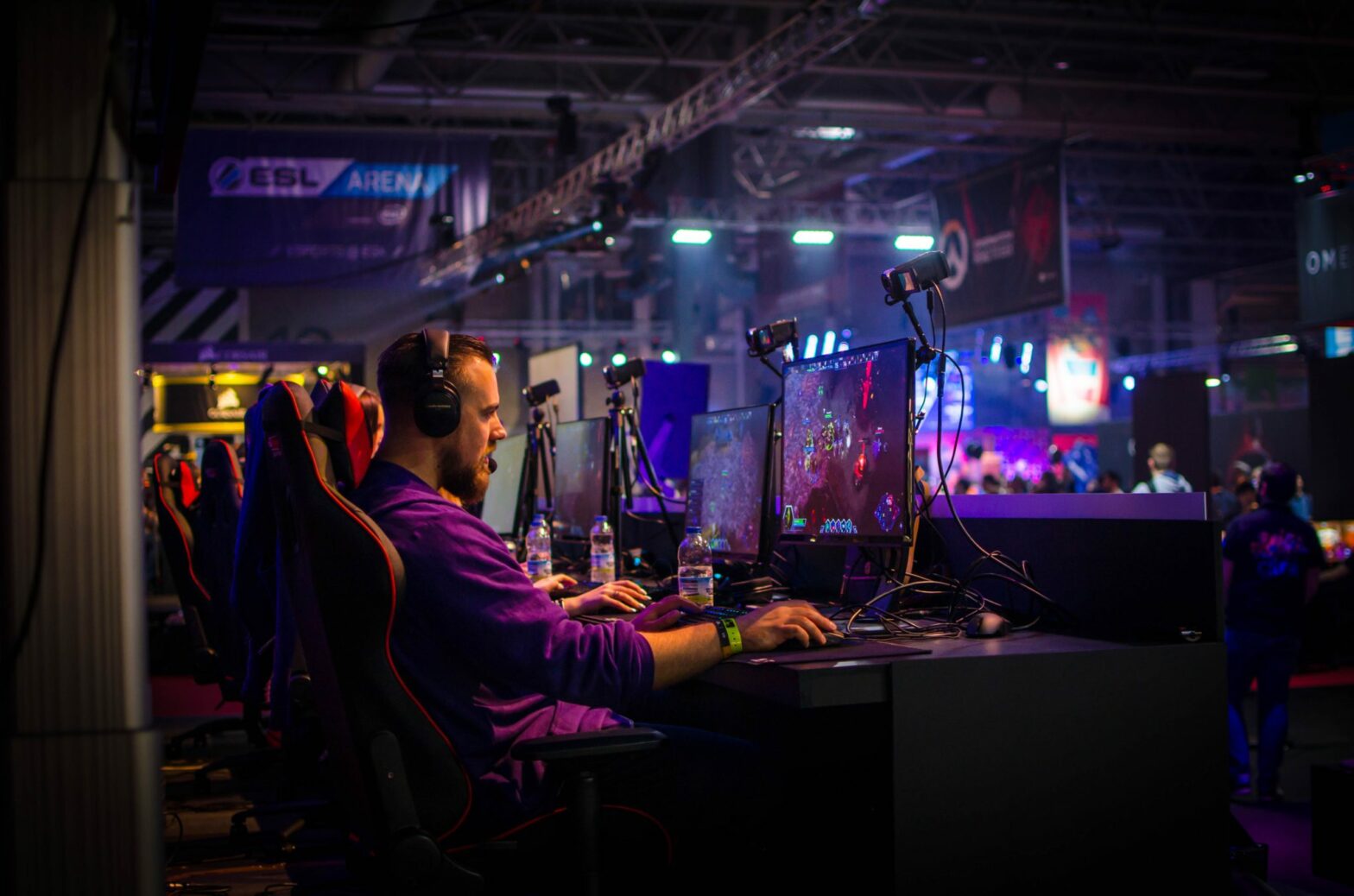 lines of desks with computers and people gaming